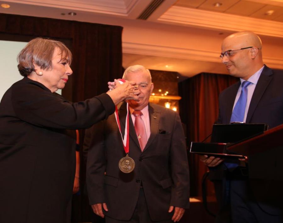 María Victoria 'Melo' Muñoz hace entrega de la medalla junto a Héctor Ferrer, presidente del PPD. (semisquare-x3)
