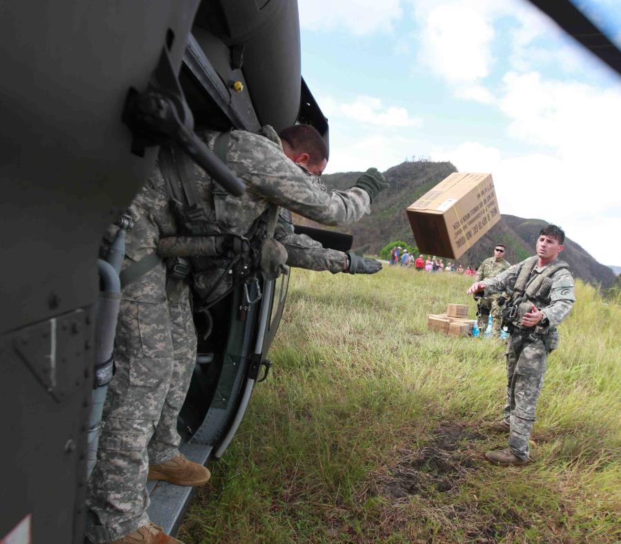 Soldados de la Guardia Nacional llevan comida y agua al sector Damián Arriba de Orocovis. (semisquare-x3)