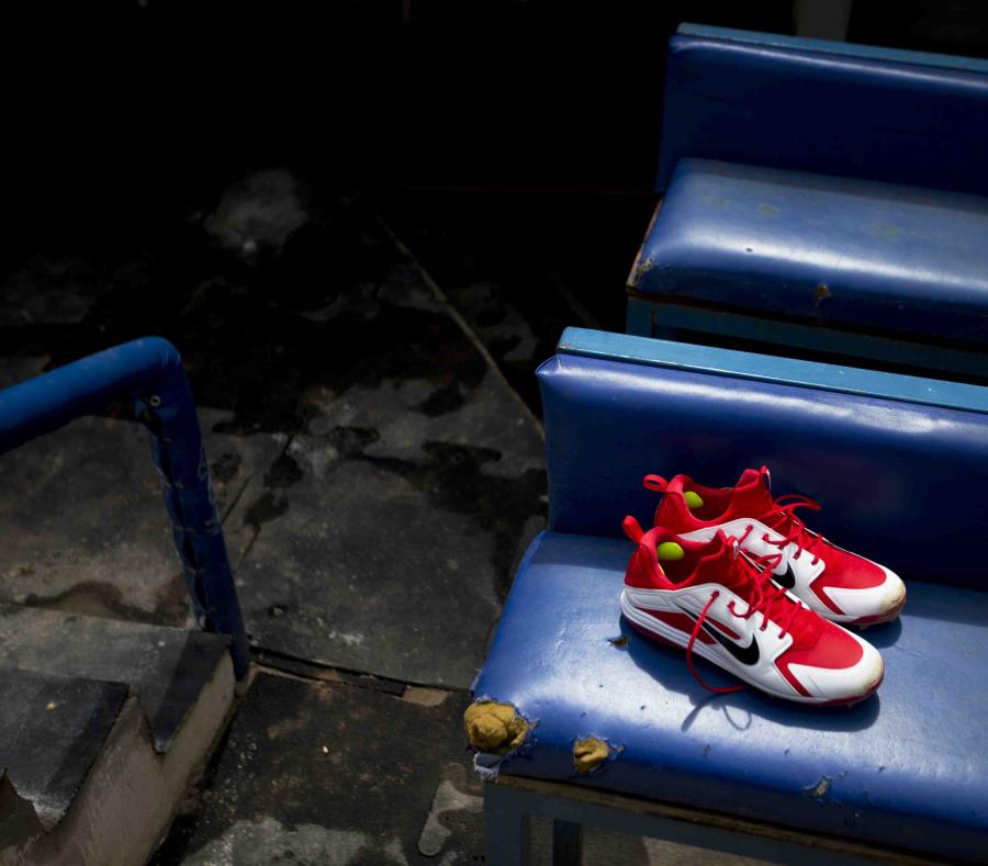 La imagen muestra un par de zapatos nuevos de béisbol, encima de un viejo banquillo en la cueva de los Tiburones de La Guaira, antes del primer juego de la temporada ante los locales Leones del Caracas. (AP) (semisquare-x3)