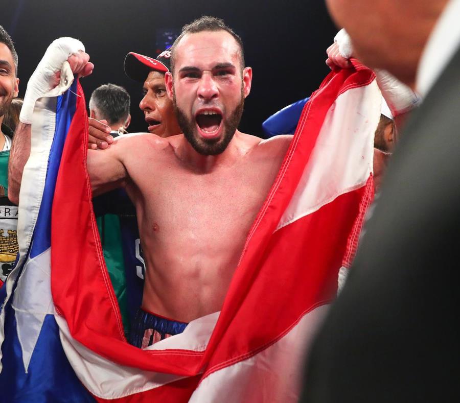 José “Sniper” Pedraza celebra con la bandera boricua tras conocerse su victoria sobre Raymundo Beltrán. (Suministrada / Top Rank) (semisquare-x3)