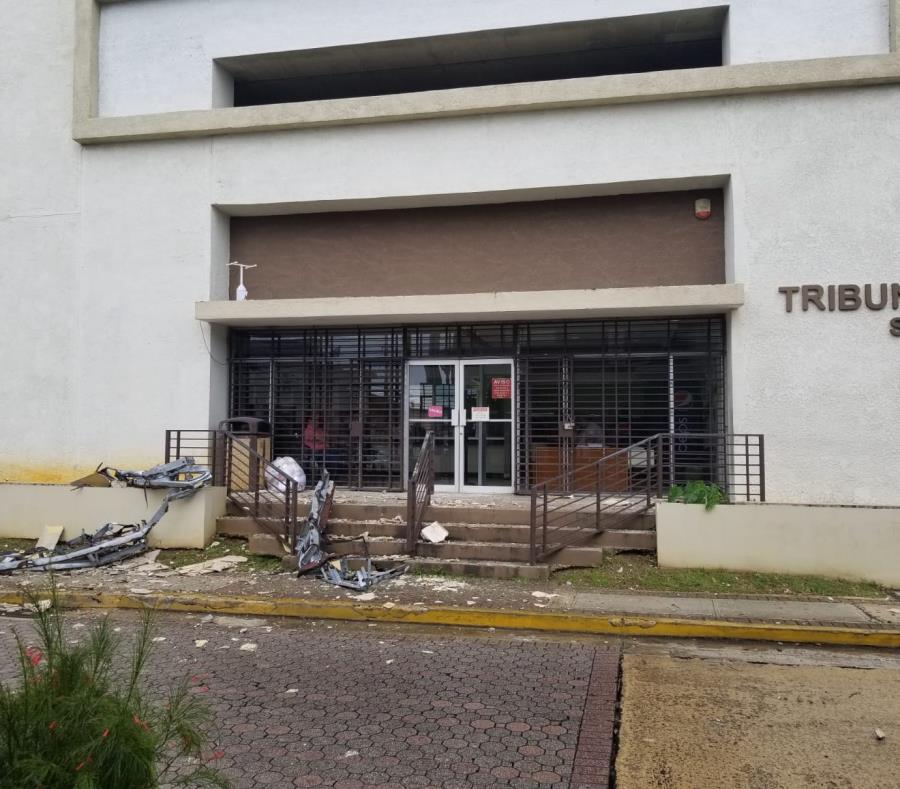 En la foto el alero del tribunal que se desprendió (semisquare-x3)