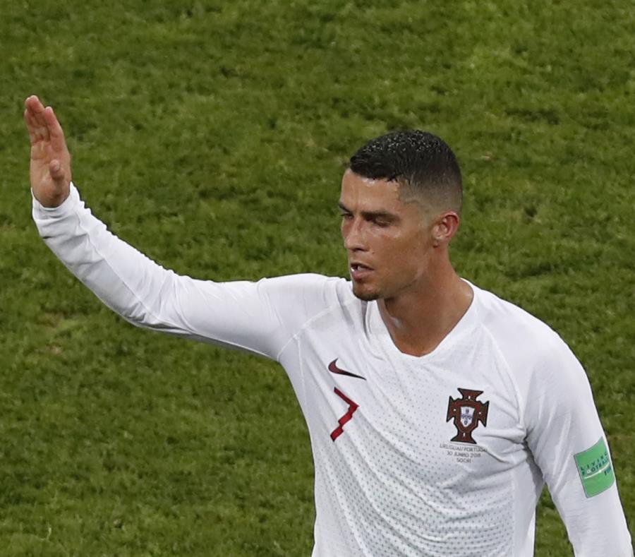 Cristiano Ronaldo saluda tras la eliminación de Portugal contra Uruguay. (AP) (semisquare-x3)