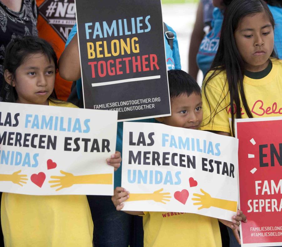 Situaciones parecidas ocurren a diario en cortes federales en Texas y Arizona, donde docenas de inmigrantes comparecen por cargos de ingresar ilegalmente a Estados Unidos tras viajar desde Centroamérica. (AP / Wilfredo Lee) (semisquare-x3)