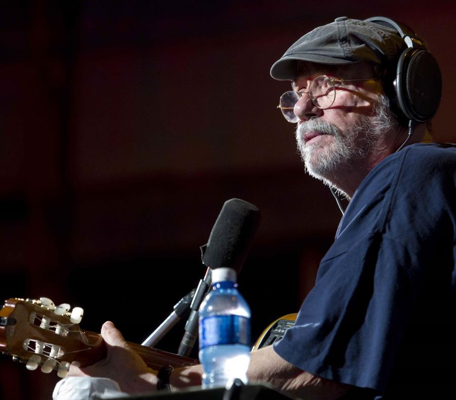 El cantautor cubano Silvio Rodriguez durante un concierto de la Gira Interminable, que realizó por los barrios de la capital cubana, en La Habana, Cuba. EFE (semisquare-x3)