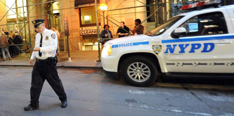 Imagen de un agente y una patrulla de la Policía de Nueva York (NYPD). (EFE) (horizontal-x3)