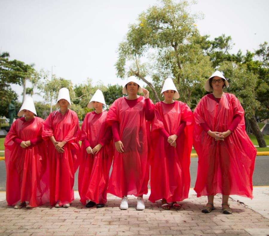 Un grupo de mujeres hace una manifestación a favor del aborto utilizando unos atuendos similares a los de la serie “The Handmaid's Tale”. (semisquare-x3)