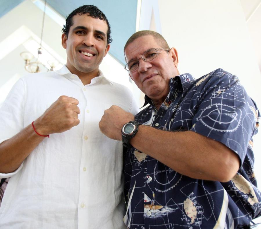 Con un estilo muy particular Manny Siaca -a la derecha posando junto a su hijo Manuel Alejandro- tuvo éxito en su desempeño como entrenador por varias décadas. (semisquare-x3)