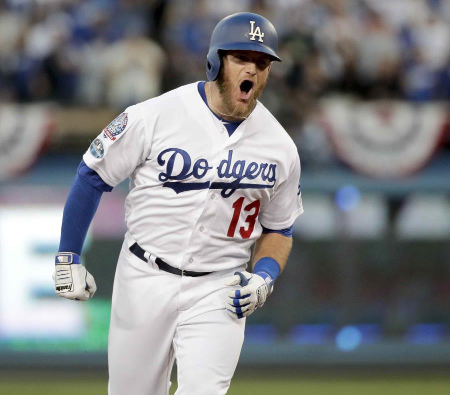 Max Muncy, de los Dodgers de Los Ángeles, festeja luego de batear un jonrón de tres carreras en el primer juego de la serie divisional ante los Bravos de Atlanta. (AP) (semisquare-x3)
