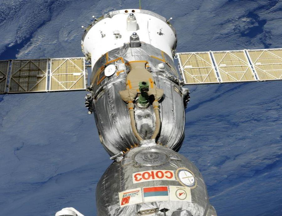 Un cosmonauta graba un vídeo en la nave Soyuz para calmar los ánimos (semisquare-x3)