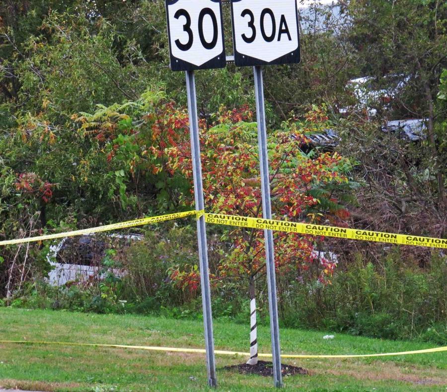 Una limusina, izquierda, se ha estrellado en un bosque tras un choque fatal en Schoharie. (semisquare-x3)