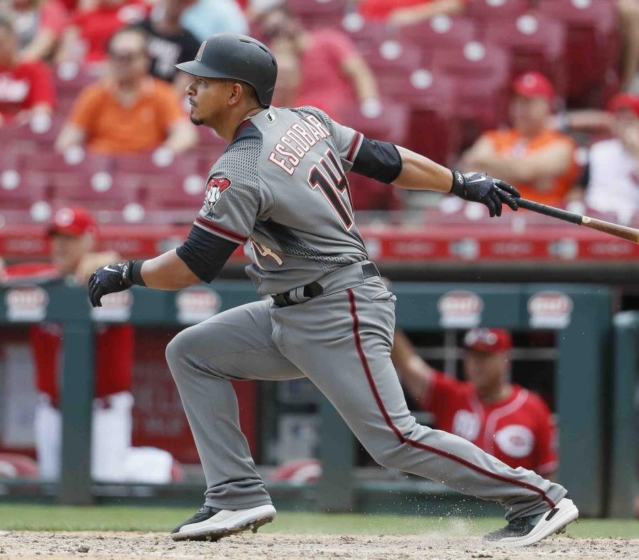 El venezolano Eduardo Escobar pega un jonrón de dos carreras por los Diamondbacks de Arizona ante el relevista dominicano Keury Mella, de los Rojos de Cincinnati. (AP / John Minchillo) (semisquare-x3)