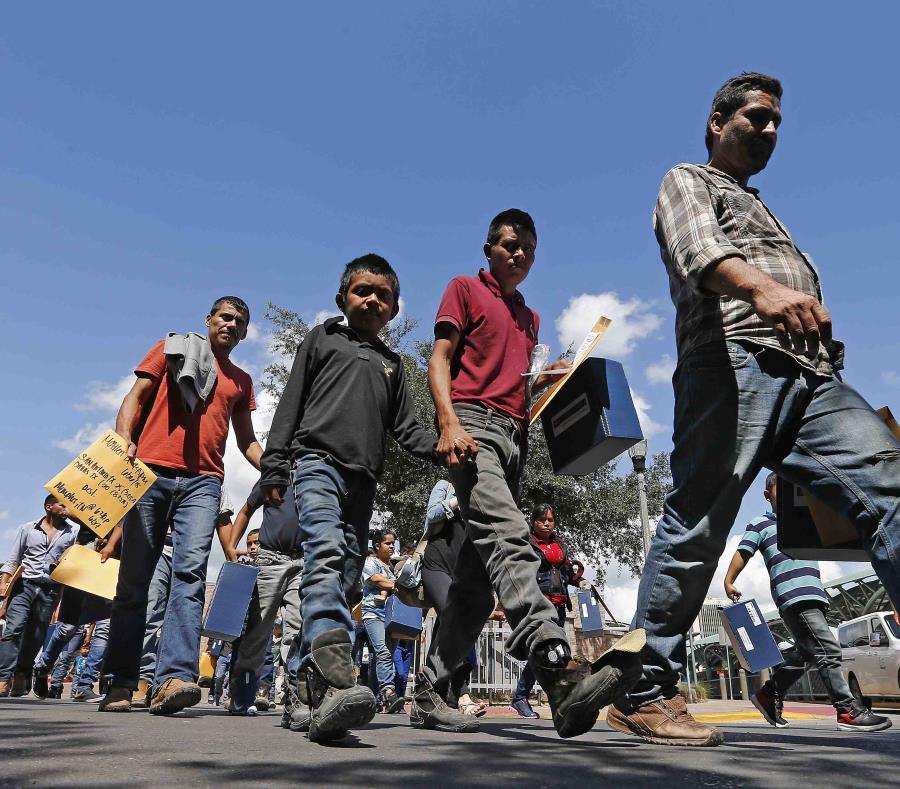 Familias migrantes son procesadas en la Estación Central de Autobuses antes de ser trasladadas a Caridades Católicas hoy, martes 26 de junio de 2018, McAllen, Texas. (EFE) (semisquare-x3)