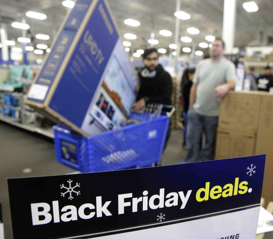 Las personas personas hacen fila en Best Buy de Kansas. (AP) (semisquare-x3)