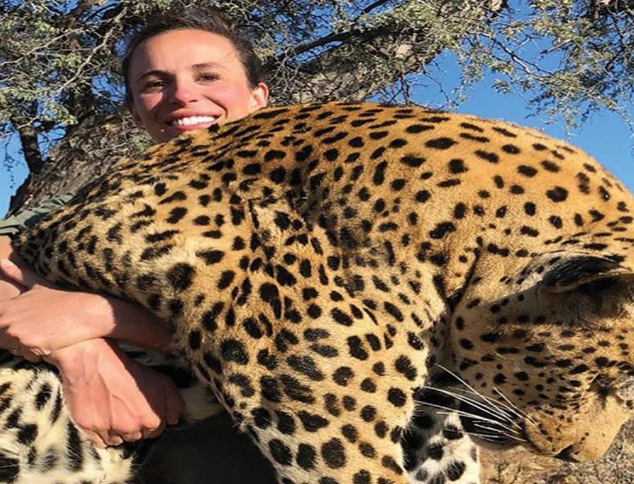 Mata a un leopardo, posa sonriendo para la foto y es repudiada por el mundo entero (semisquare-x3)