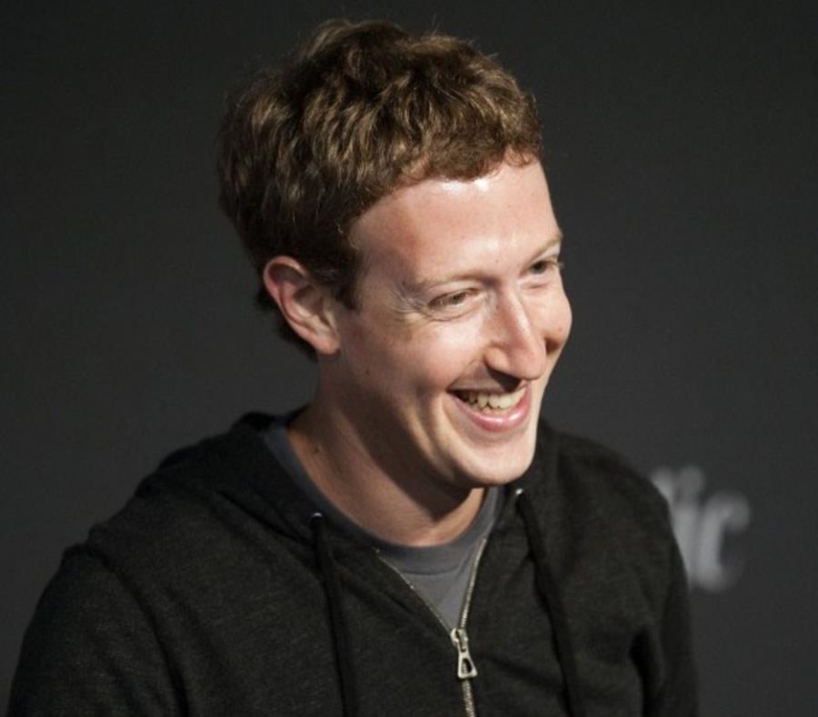 Hace una fuerte crítica a Mark Zuckerberg, arriba. (GFR Media) (semisquare-x3)