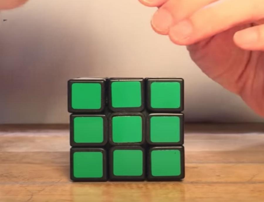 El sistema identifica el patrón necesario y resuelve la pieza en menos de un minuto (semisquare-x3)