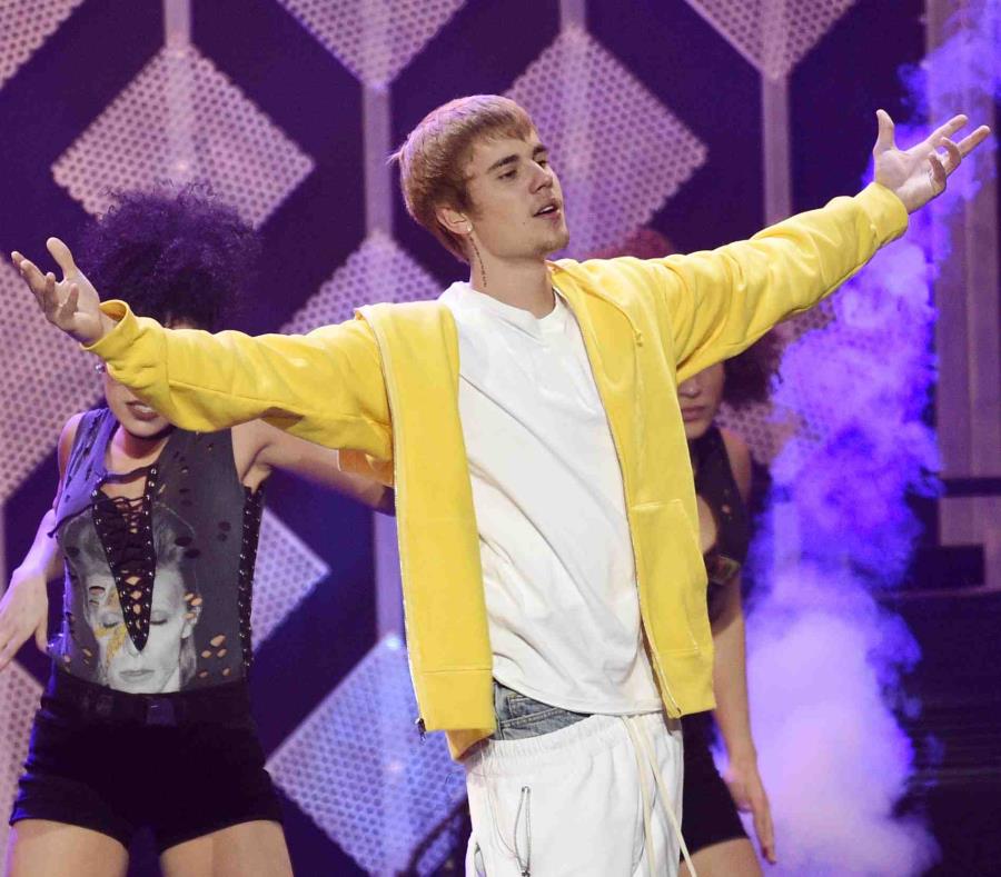 Justin Bieber luce su cambió de look en un parque de diversiones (semisquare-x3)