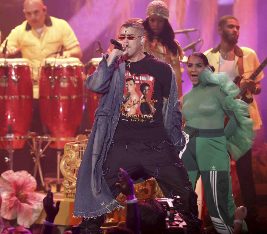 Bad Bunny el martes pasado durante su participación en los American Music Awards. (AP) (semisquare-x3)