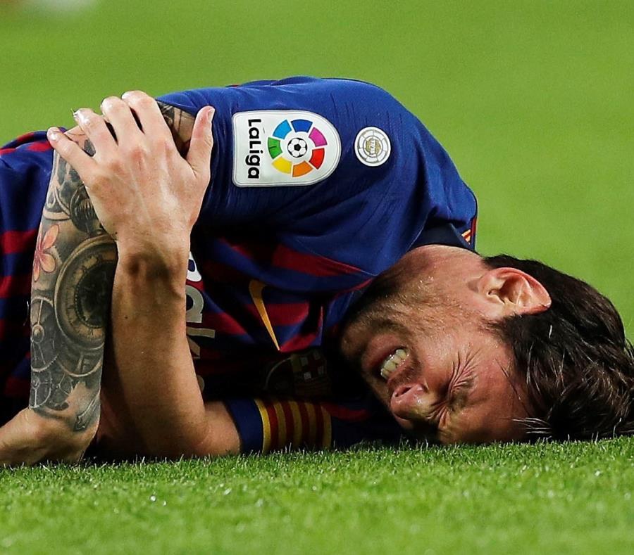 Leo Messi se lesionó durante un partido contra el Sevilla en el estadio del Camp Nou, en Barcelona. (EFE / Alejandro García) (semisquare-x3)