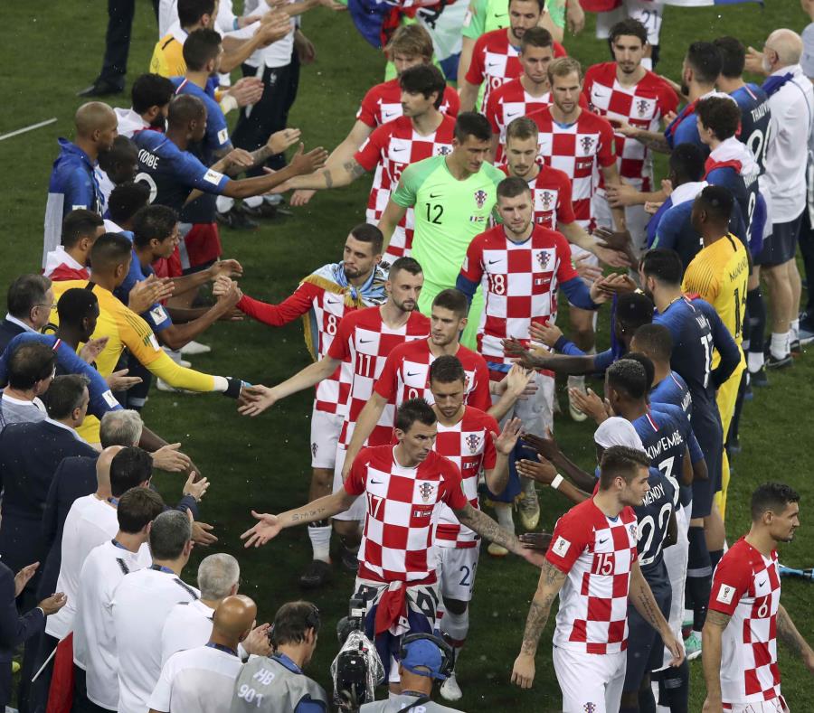 Los jugadores croatas chocan manos con el onceno francés al concluir el partido de campeonato de la Copa Mundial. (AP / Thanassis Stavrakis) (semisquare-x3)