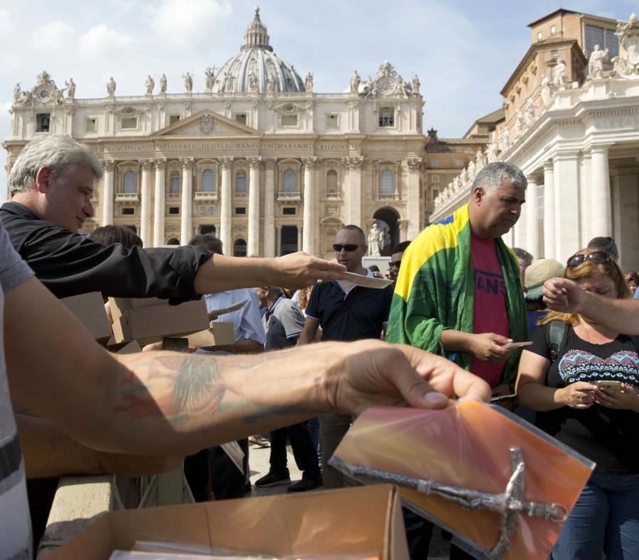 Entrega de crucifijos en la Plaza San Pedro. (AP) (semisquare-x3)