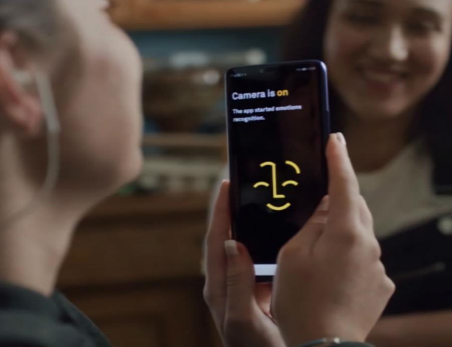 Un algoritmo de aprendizaje automático se encarga de interpretar las emociones detectadas. (semisquare-x3)