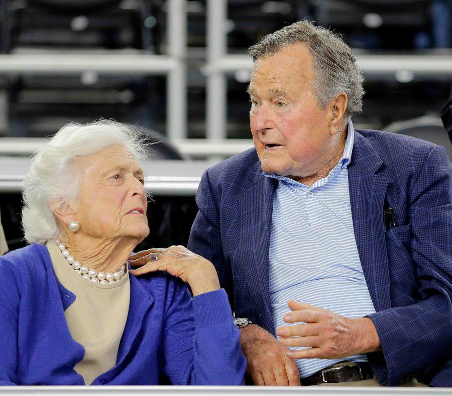 Barbara junto a su esposo, el ex presidente George H. W. Bush, en un evento en Houston el 29 de marzo del 2015. (AP) (semisquare-x3)