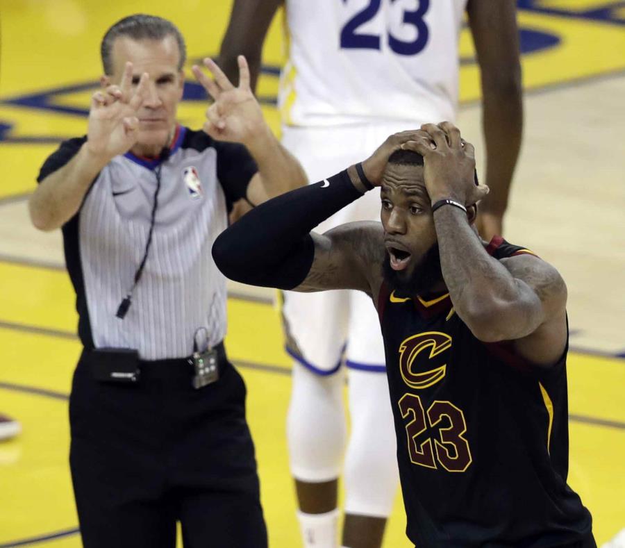 LeBron James reacciona asombrado tras una jugada en la segunda parte del primer partido de la final. (AP) (semisquare-x3)