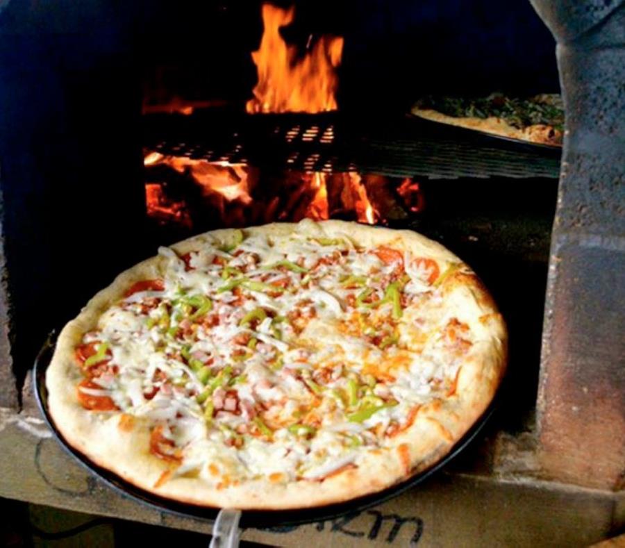 El establecimiento es famoso por sus pizzas preparadas en leña. (semisquare-x3)