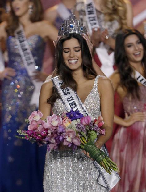 Paulina Vega Miss Universe (vertical-x1)