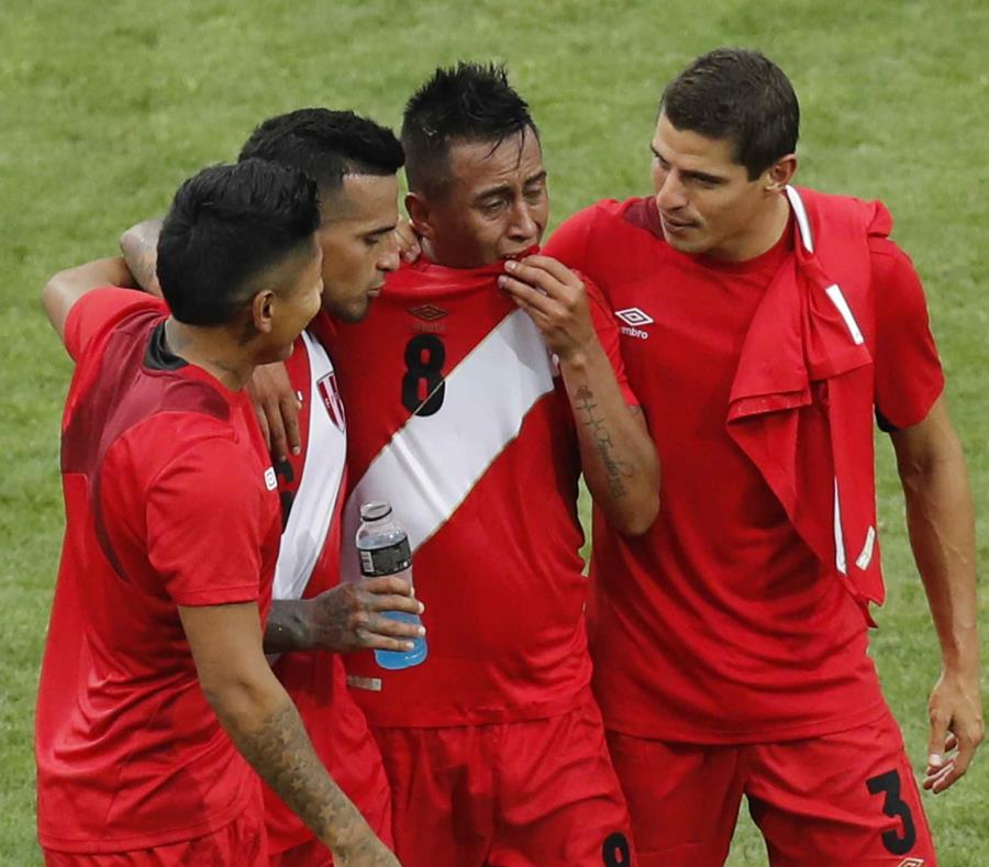 El volante de Perú Christian Cueva (segundo derecha) es acompañado por sus compañeros al final del partido contra Australia por el Grupo C en la Copa Mundial en Sochi, Rusia (semisquare-x3)