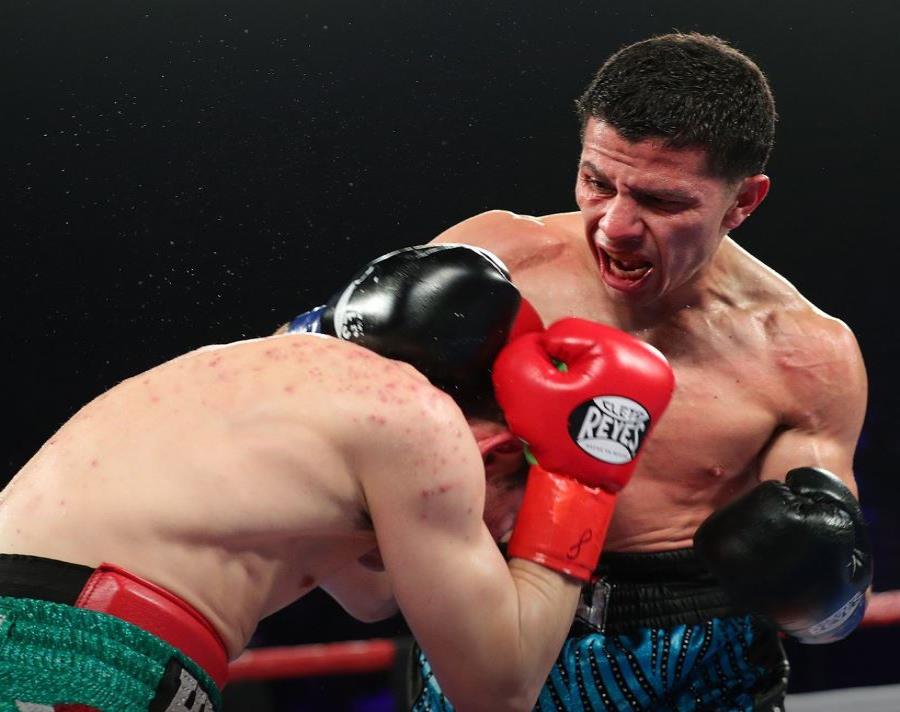 McWilliams Arroyo busca conectar contra su rival. (Foto/HBO Boxing) (semisquare-x3)