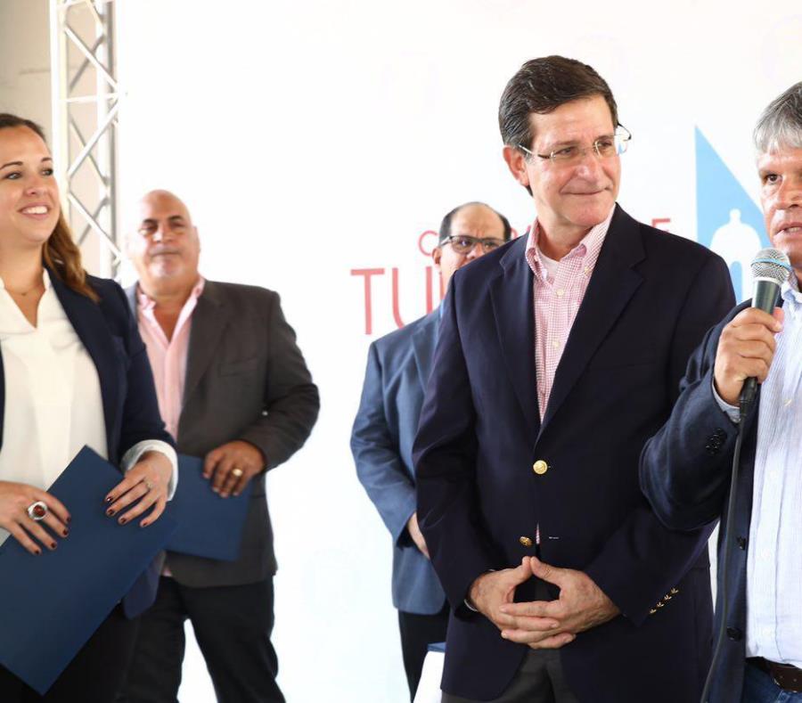 A la derecha, Ángel Rodríguez, propietario del parador Boquemar, en Cabo Rojo, se dirige a los presentes durante la actividad celebrada ayer en la sede de la CTPRn en San Juan. Lo observa el secretario de Estado, Luis Gerardo Rivera Marín (semisquare-x3)