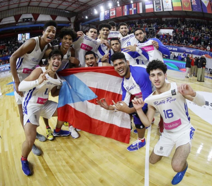 Los integrantes de la Selección Sub-17 celebran luego de su victoria sobre el equipo de Canadá. (Suministrada / FIBA) (semisquare-x3)