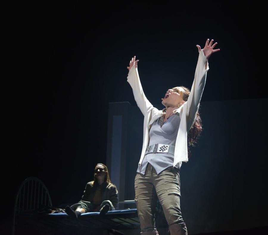 La puesta en escena logró atrapar a la audiencia que ocupó la versión de 6,500 asientos en el coliseo con sucesos de nuestra historia entrelazados en pasado, presente y futuro. (semisquare-x3)