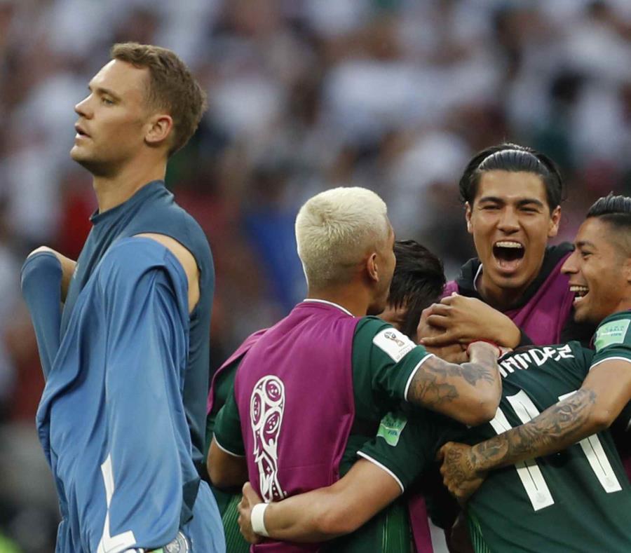 El portero alemán Manuel Neuer sale del banco mientras que los integrantes de México celebran la victoria. (AP) (semisquare-x3)
