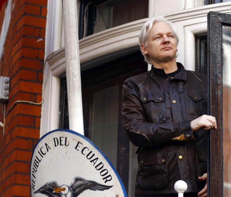 Julian Assange deja de dirigir Wikileaks, aunque sigue en el equipo editorial (semisquare-x3)