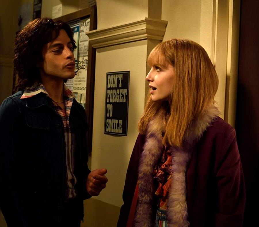 El actor Rami Malek junto a la actriz Lucy Boynton. (semisquare-x3)