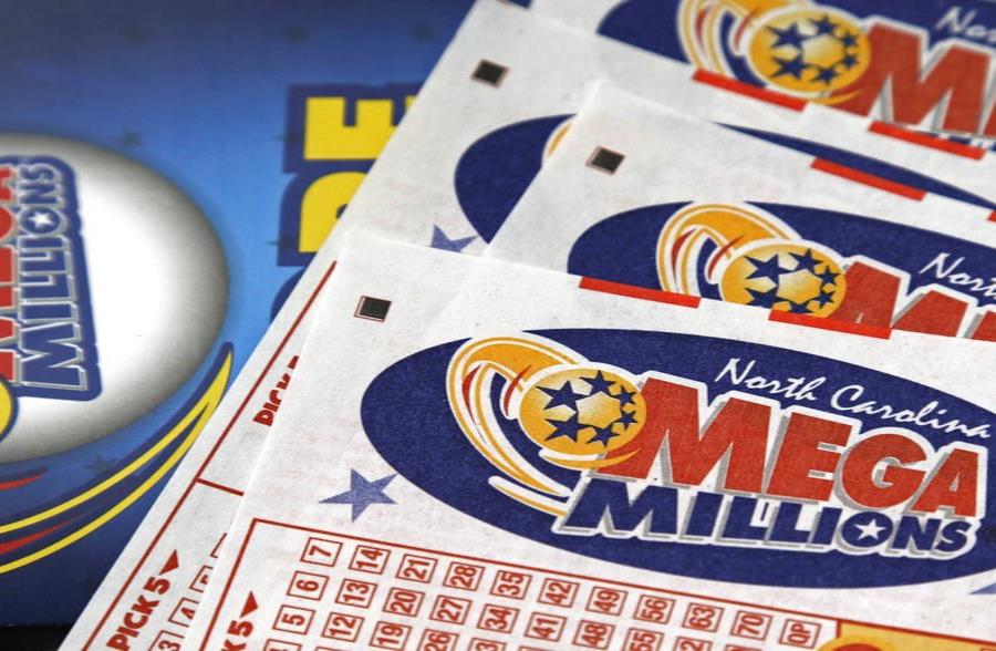 En esta imagen del 1 de julio de 2016 aparecen billetes de la lotería Mega Millions en un mostrador de un centro de viajes Pilot cerca de Burlington, Carolina del Norte. (semisquare-x3)