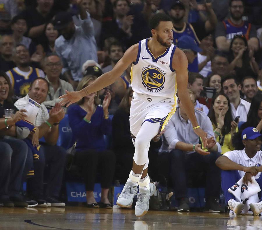 El astro de los Golden State Warriors Stephen Curry celebra tras anotar contra los Suns de Phoenix en un partido de pretemporada de la NBA. (AP) (semisquare-x3)