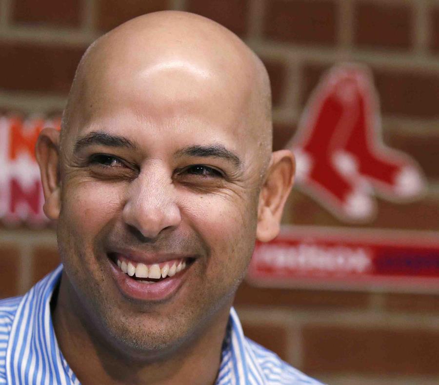 Alex Cora responde preguntas durante una conferencia de prensa el jueves en el Fenway Park. (AP) (semisquare-x3)