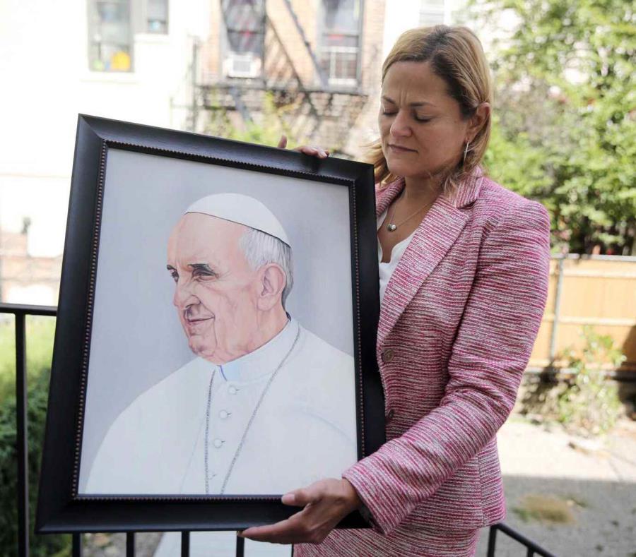 Presidenta del Concejo Municipal de Nueva York, Melissa Mark-Viverito, le dio el obsequio al sumo pontífice durante el paso de este por el sector El Barrio (semisquare-x3)