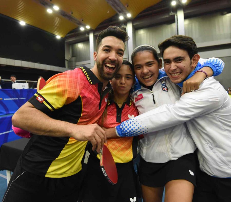 Daniel González, Melanie Díaz, Adriana Díaz y Brian Afanador en ruta a la semifinal. (semisquare-x3)