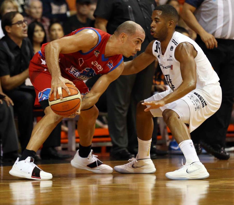 El veterano armador Carlos Arroyo (con el balón) logró 19 puntos en la victoria de los Cariduros de Fajardo sobre los Atléticos de San Germán. (semisquare-x3)