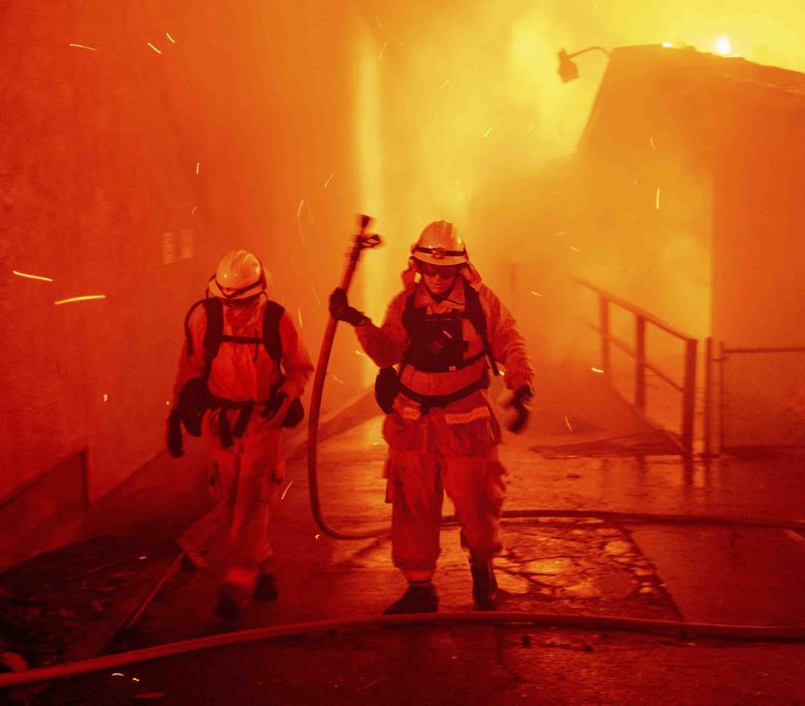 Esta foto de archivo del jueves 8 de noviembre del 2018 muestra a bomberos combatiendo al incendio Camp en el pueblo de Paradise, California. (AP) (semisquare-x3)