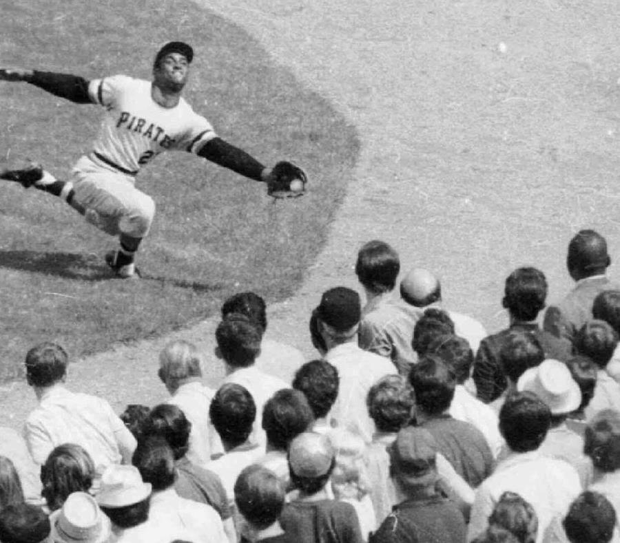 El espectáculo de Clemente no solo fue con el madero, sino también con su guante, como lo hizo a lo largo de su carrera en las Grandes Ligas. (GFR Media) (semisquare-x3)