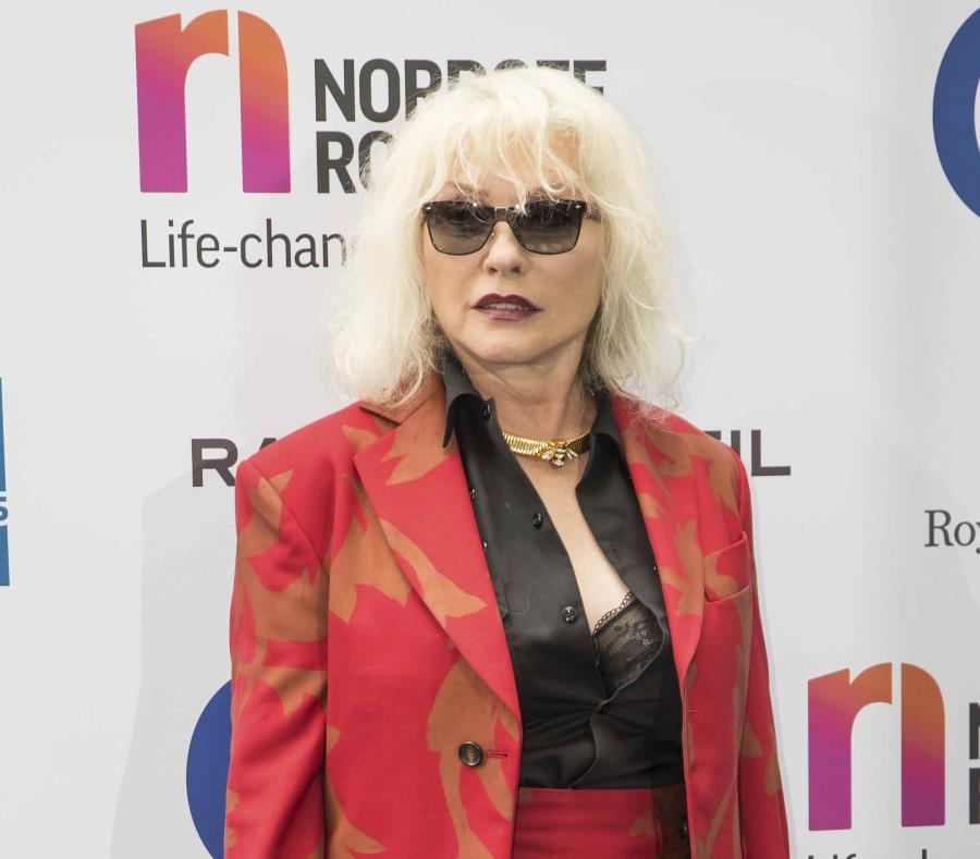 La cantante Debbie Harry del grupo Blondie llega a la ceremonia de los premios Silver Clef (2017) en Londres. (semisquare-x3)