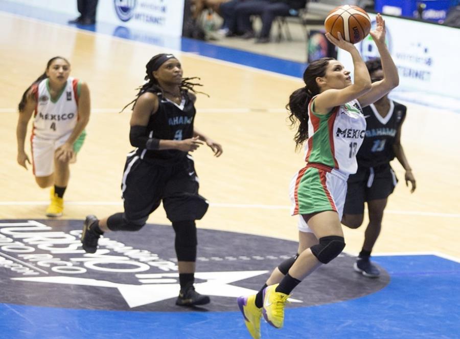 Casandra Asencio Hernández, de México, intenta un canasto durante el partido de hoy. (Suministrada / FIBA) (semisquare-x3)