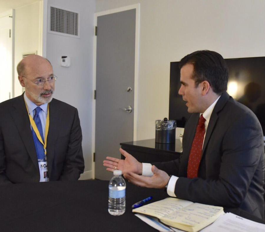 Tom Wolf, izquierda, se reunió en febrero con el gobernador Ricardo Rosselló para conocer las necesidades de los boricuas desplazados por María. La semana pasada visitó la isla para establecer vínculos. (GFR Media) (semisquare-x3)