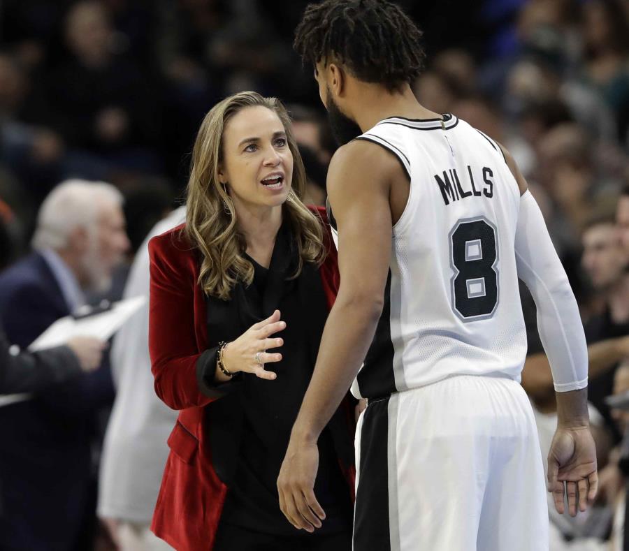 Becky Hammon, exjugadora de la WNBA, está con los Spurs desde 2014. (AP) (semisquare-x3)